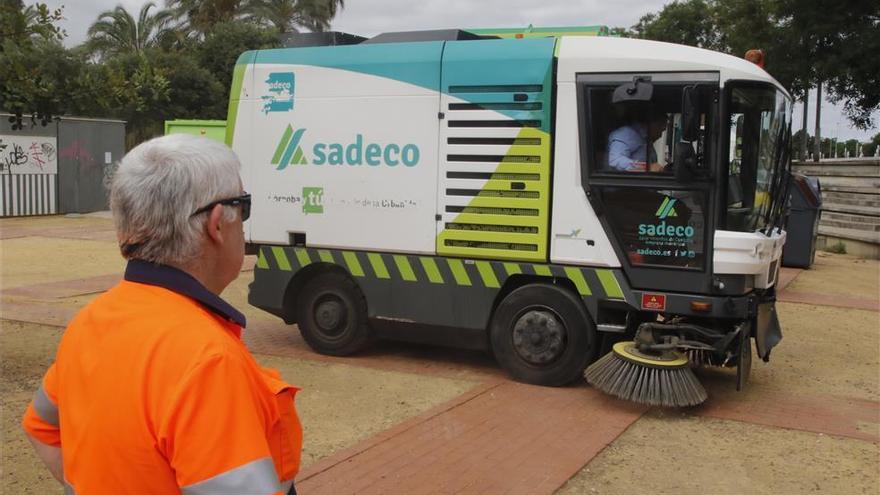 Sadeco refuerza sus servicios en las barriadas periféricas durante el verano