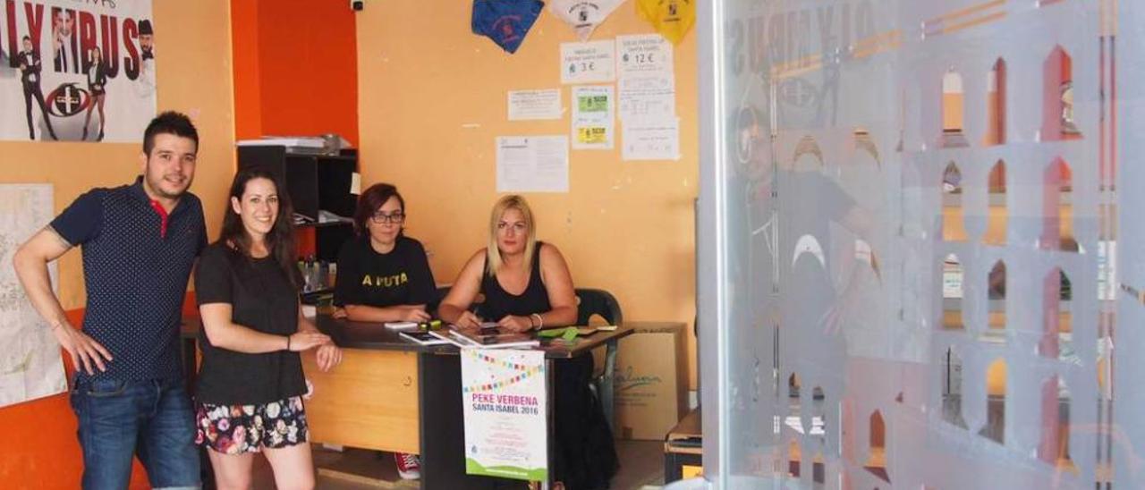 Óscar García, Patricia Fernández, Carla Prado y Regina Miguélez, ayer, en la sede de festejos de Lugones.