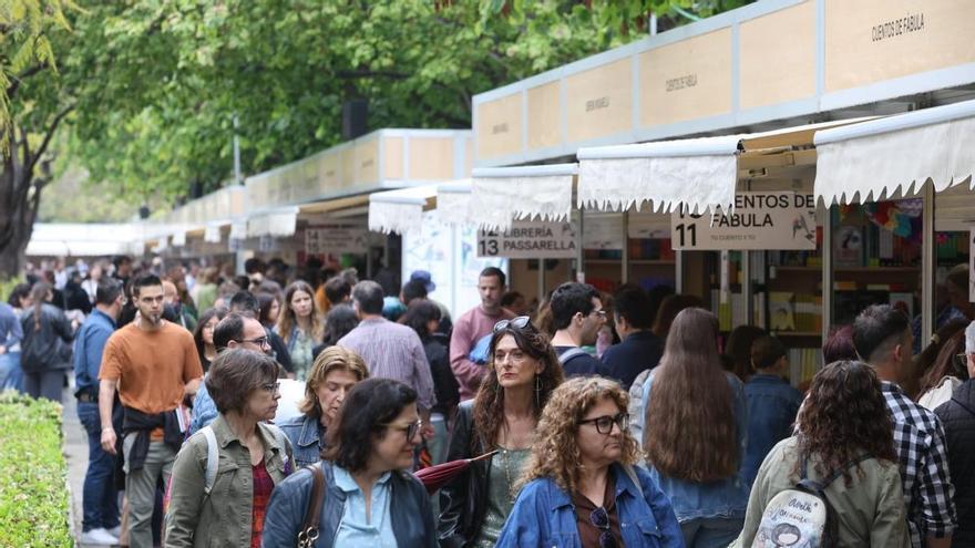 La lluvia da una tregua para la tarde del viernes en la Fira del Llibre