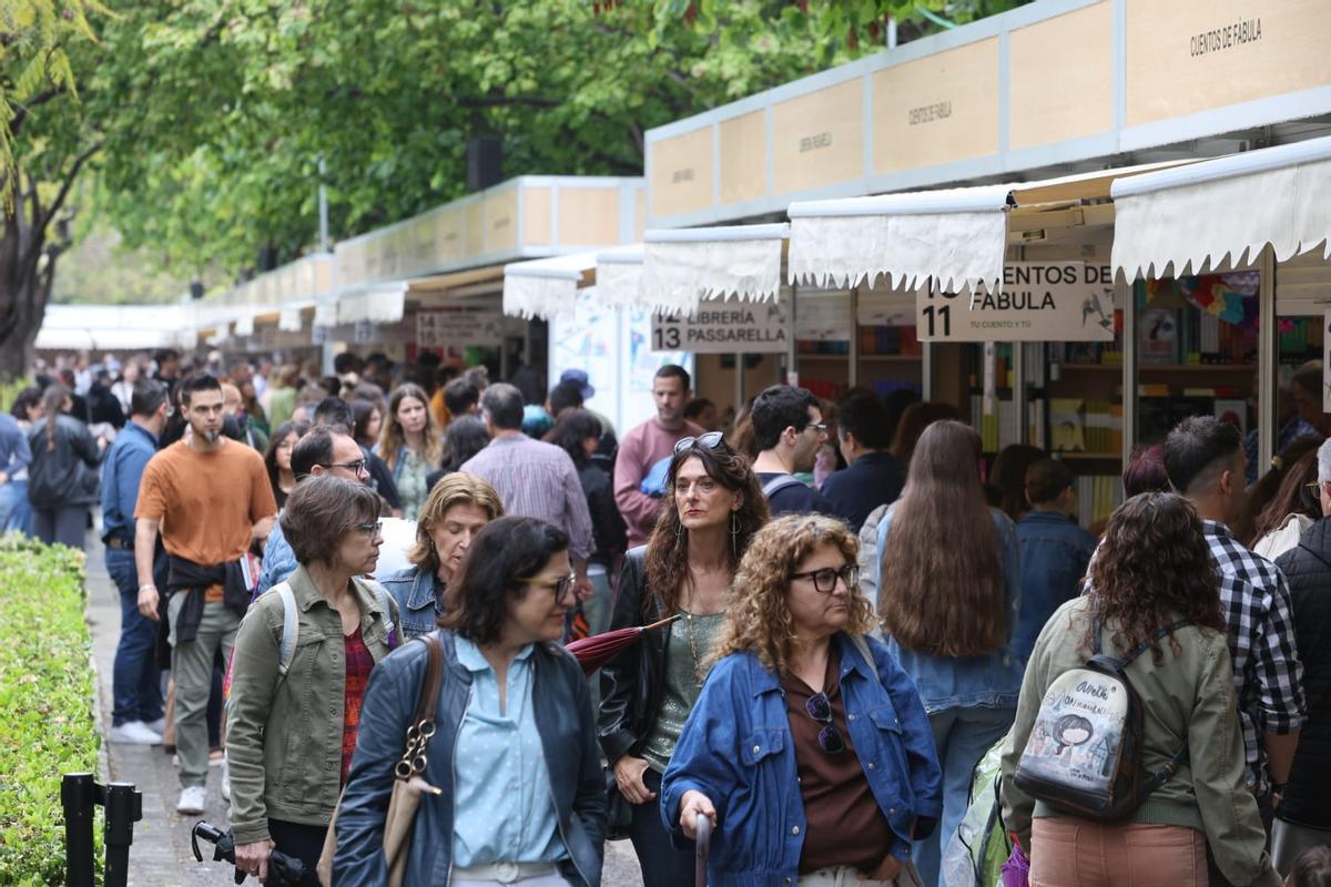 El público llena la Fira del Llibre pese a la lluvia de este viernes.
