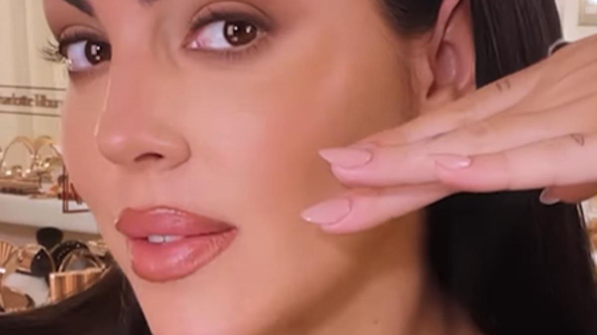 Georgina Rodríguez se esculpe las mejillas en 'spanglish'