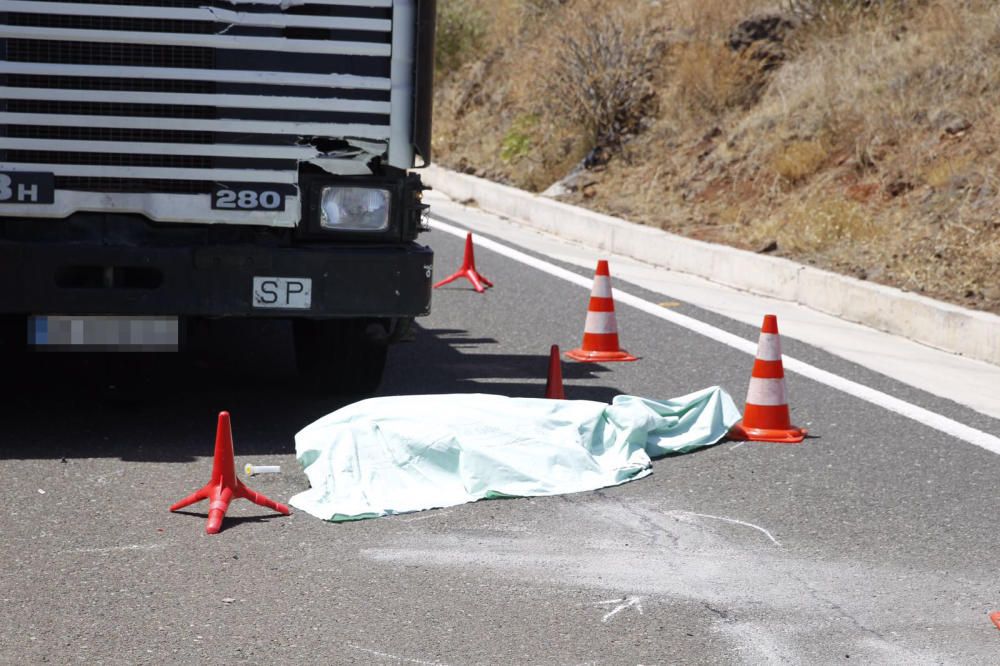 Fallece un motorista al colisionar con un camión en la GC-550