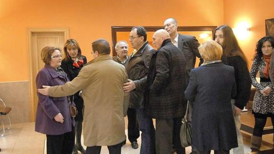 La esposa de Julio César García, a la izquierda, con la Alcaldesa y miembros de la Corporación, ayer, en el tanatorio.