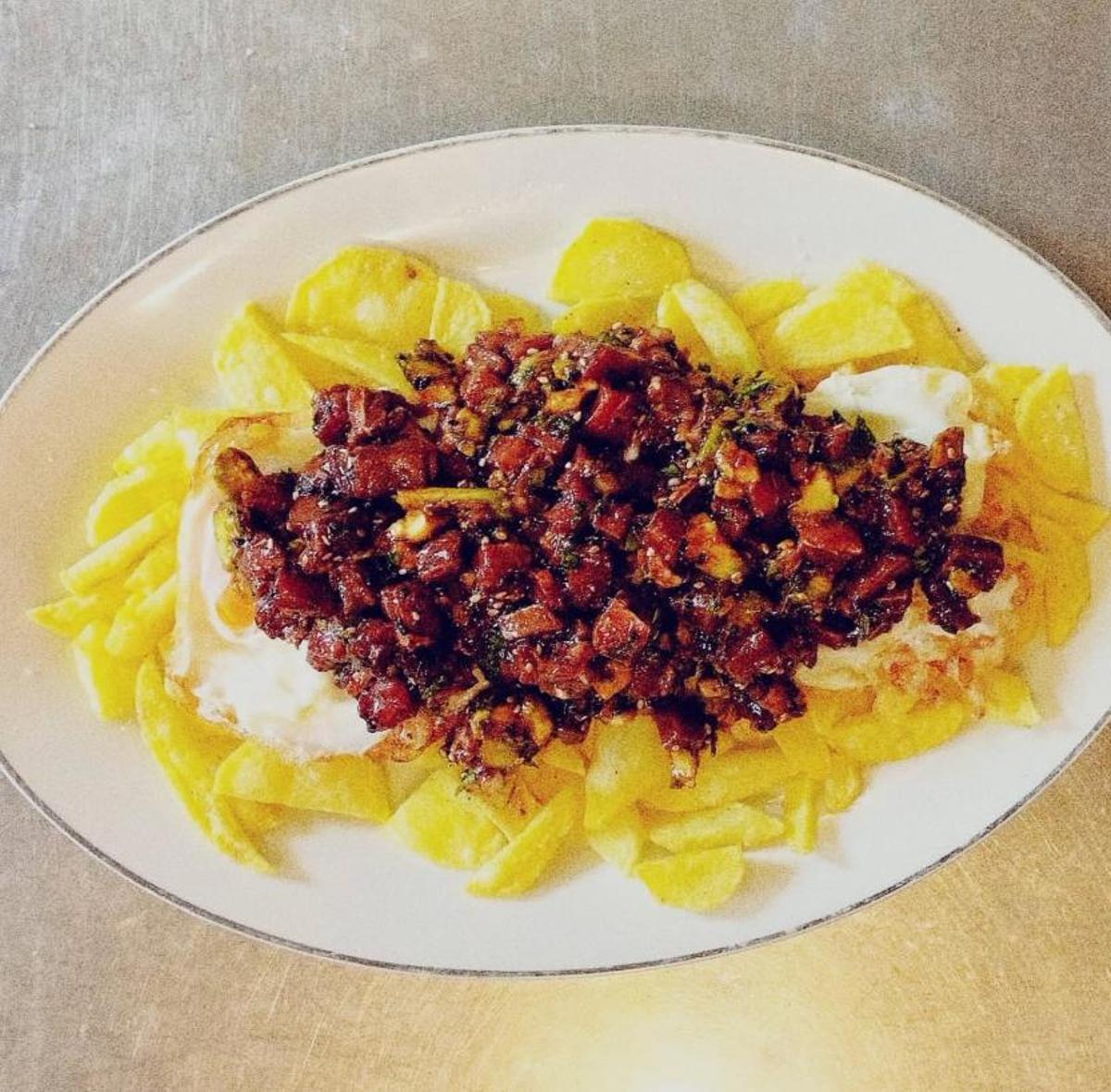 Huevos rotos con atún de almadraba