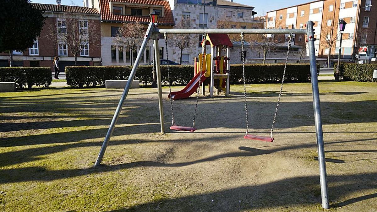 Elementos de juego del parque infantil de San Martín de Abajo renovados por la empresa de la acusada. | Jose Luis Fernández