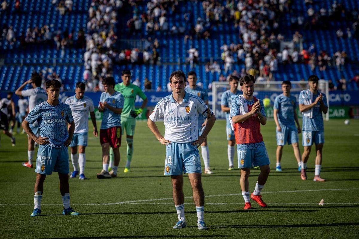 Francho encabeza el grupo de jugadores zaragocistas ante la grada del ibercaja Estadio tras el partido.