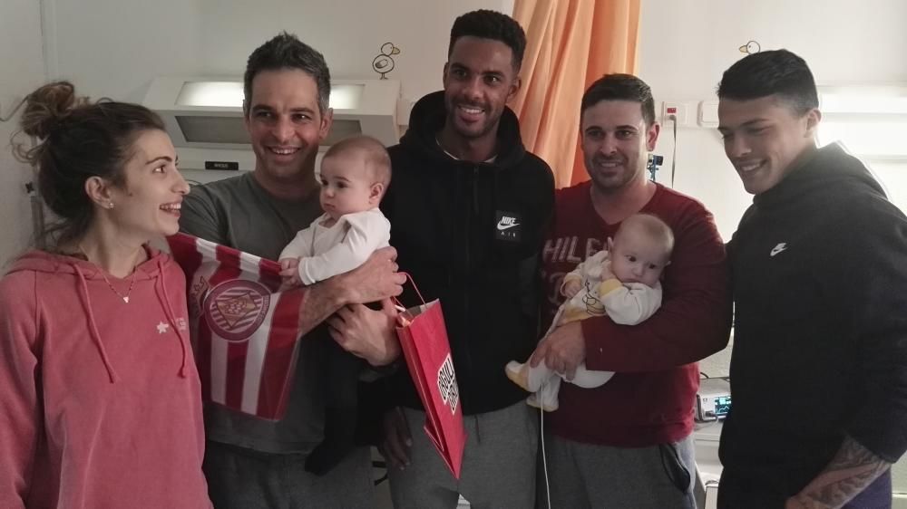 Visita del Girona FC als nens a l'hospital