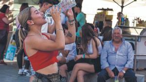 Una joven se refresca en pleno episodio de ola de calor