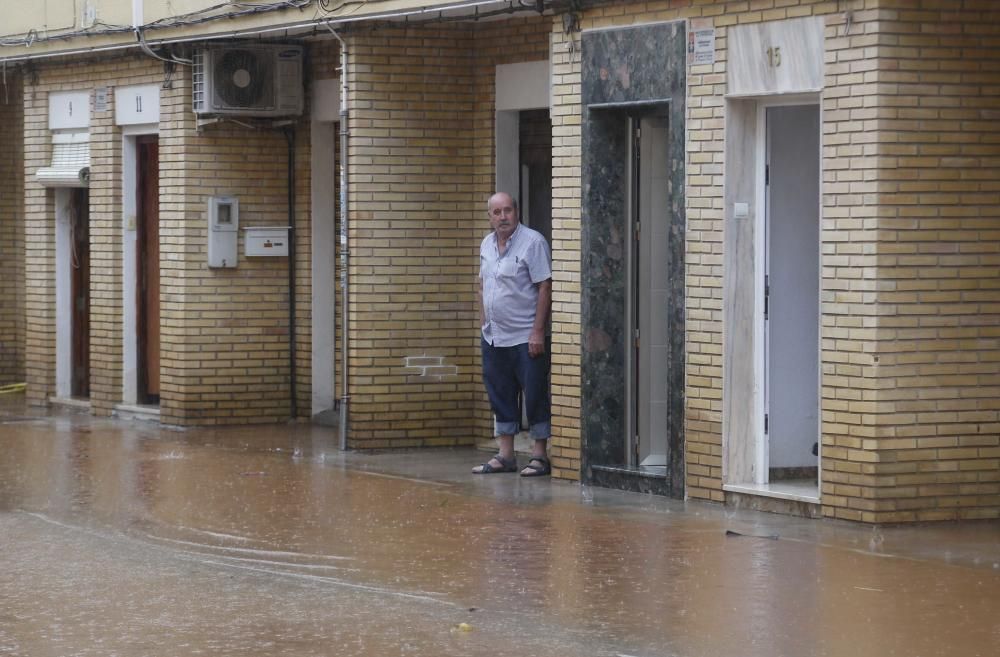 Consecuencias de la tromba de agua caída en Alzira esta pasada madrugada y esta mañana.