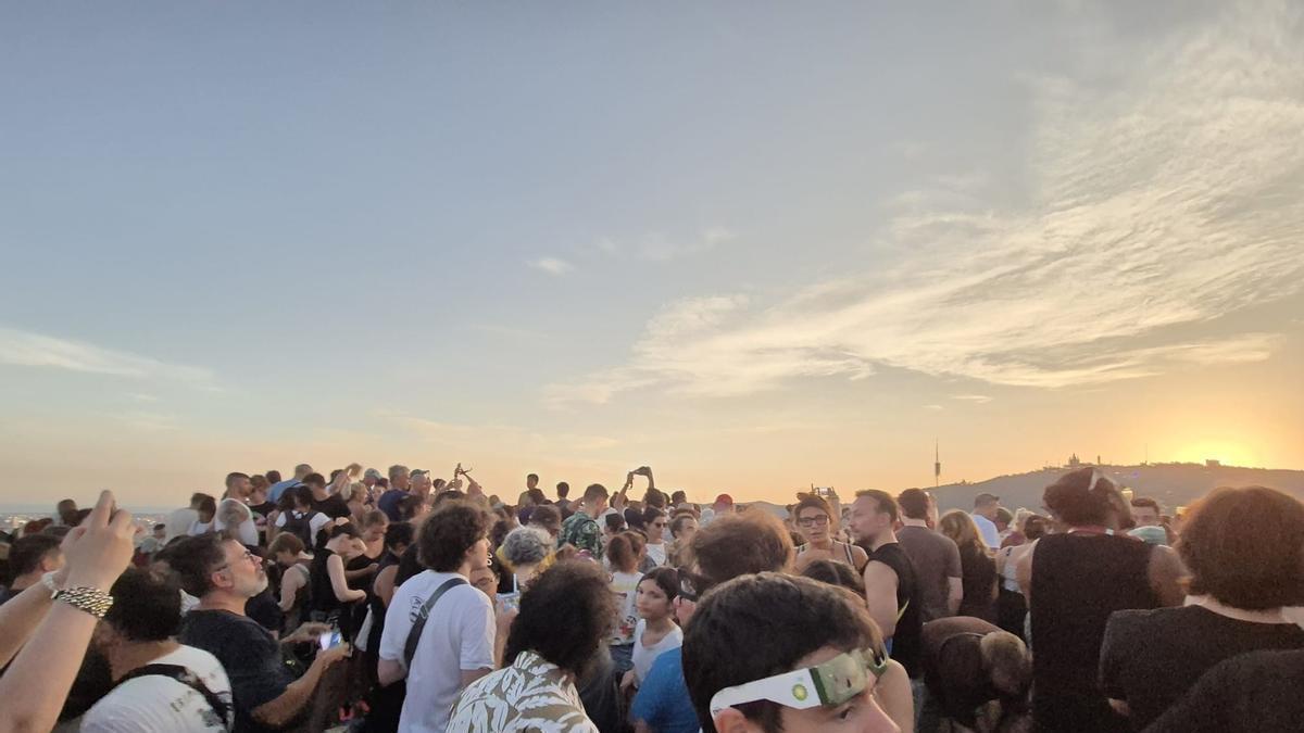 Observadors de l'eclipsi en el Turó del Carmel, a Barcelona.