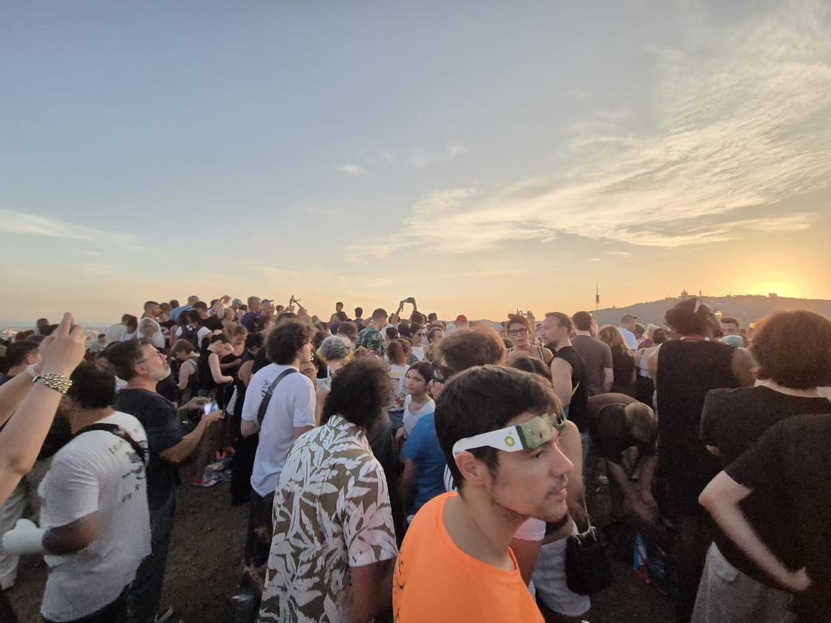 Observadores del eclipse en el Turó del Carmel, en Barcelona.