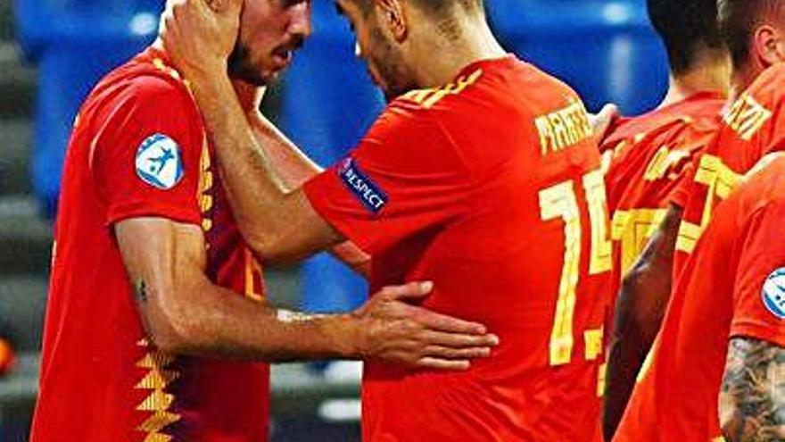 Jordi Roca es felicitado por su gol ante Francia.