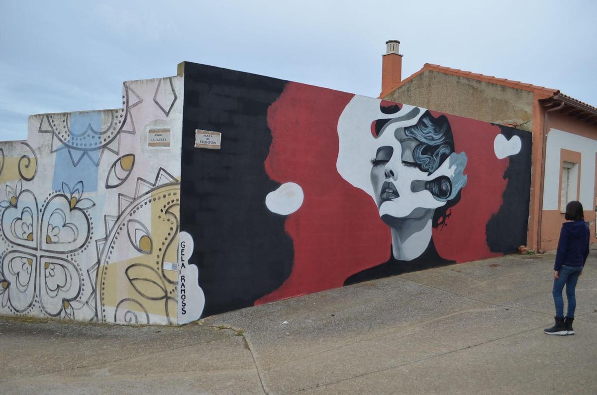 A la derecha el mural de Gela Ramoss inaugurado este mediodía.