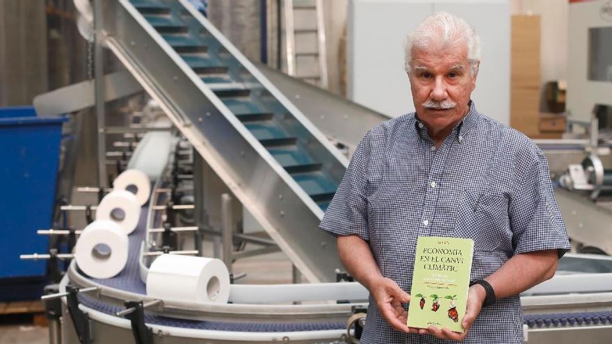 Joan Vila a la seu de LC Paper amb un exemplar del seu llibre