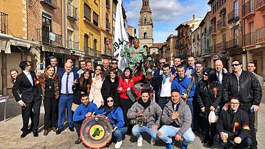 Los quintos nacidos en el año 1976 conmemoran sus bodas de plata rememorando a &quot;Canuto&quot; y la copla &quot;antimili&quot;