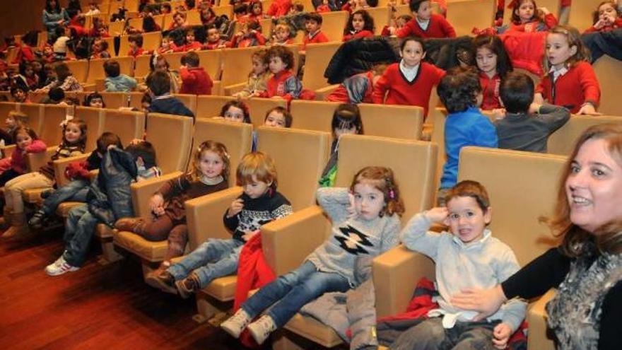 Cientos de niños de entre 3 y 6 años asisten a una de las funciones programadas ayer.  // Rafa Vázquez