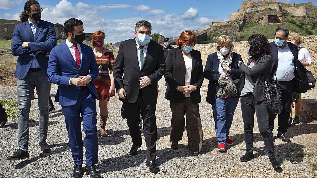 El ministro de Cultura y Deporte, José Manuel Rodríguez Uribes, en el Castillo de Sagunt. | DANIEL TORTAJADA