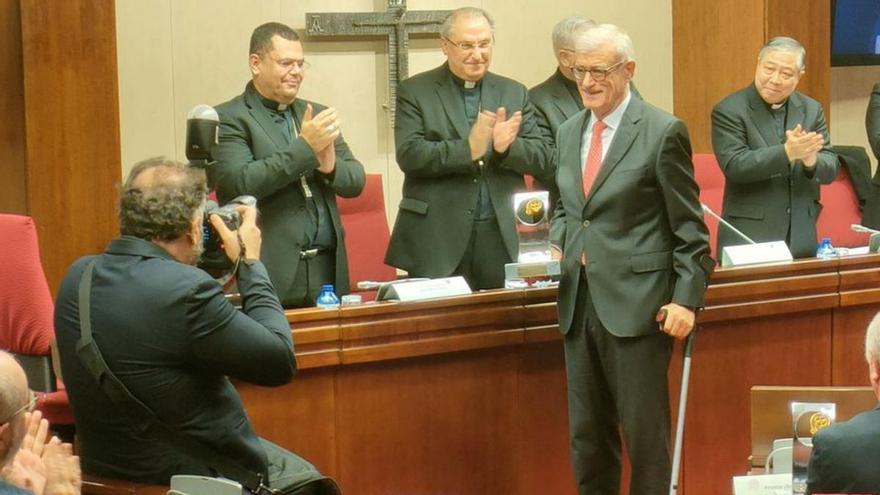 Manuel Garrido recibe el aplauso por su premio en la Conferencia Episcopal.