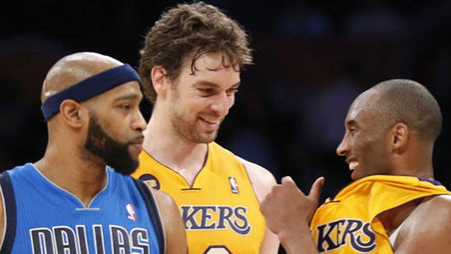 Bryant sonríe junto a Pau Gasol