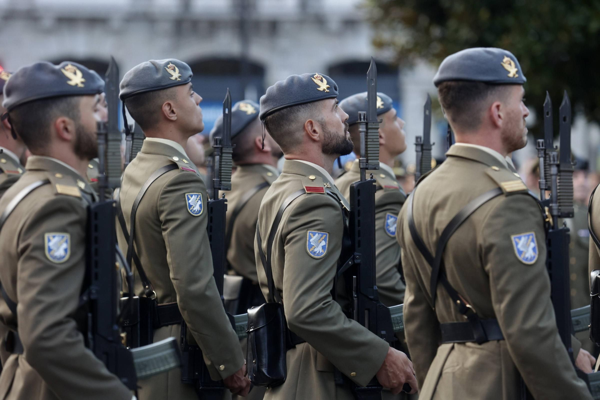EN IMÁGENES: Así fue el izado de la bandera de España en la plaza de la Escandalera de Oviedo