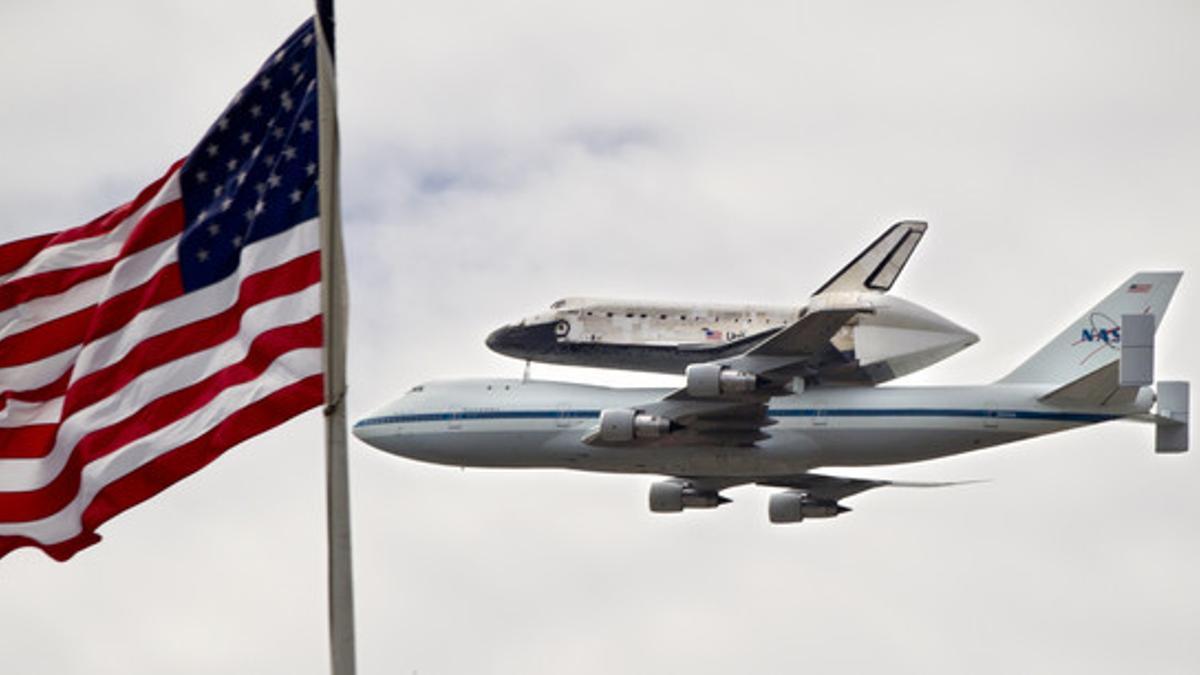 El Discovery a bordo del Boeing 747 hacia Washington.