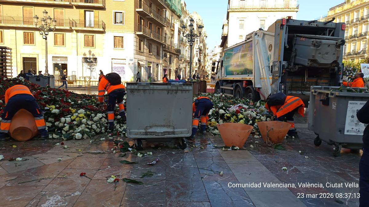 Trabajos de retirada de las flores de la Plaza de la Virgen.