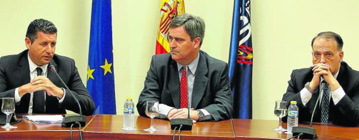 El presidente del Girona, Joaquim Boadas; el del Consejo Superior de Deportes, Miguel Cardenal y el de la Liga, Javier Tebas, ayer.