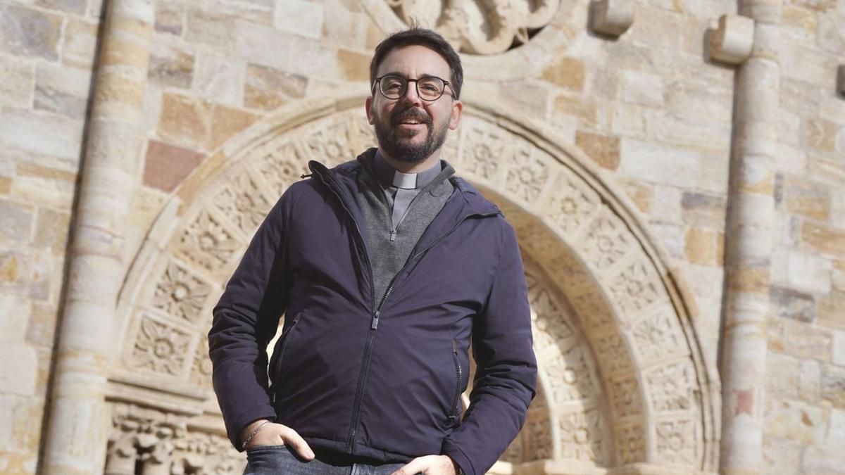 Javier Prieto frente a la iglesia de San Juan en Zamora. | JOSE LUIS FERNÁNDEZ