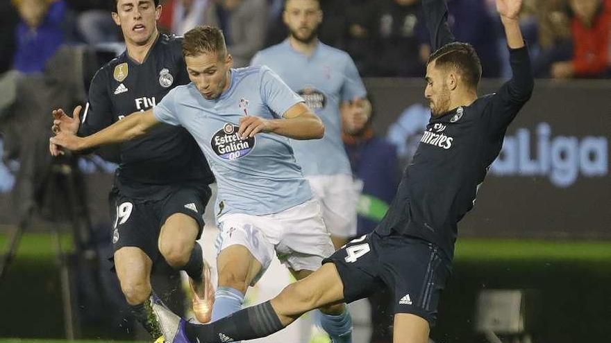 Hjulsager intenta colarse entre Odriozola y Ceballos. // R. Grobas