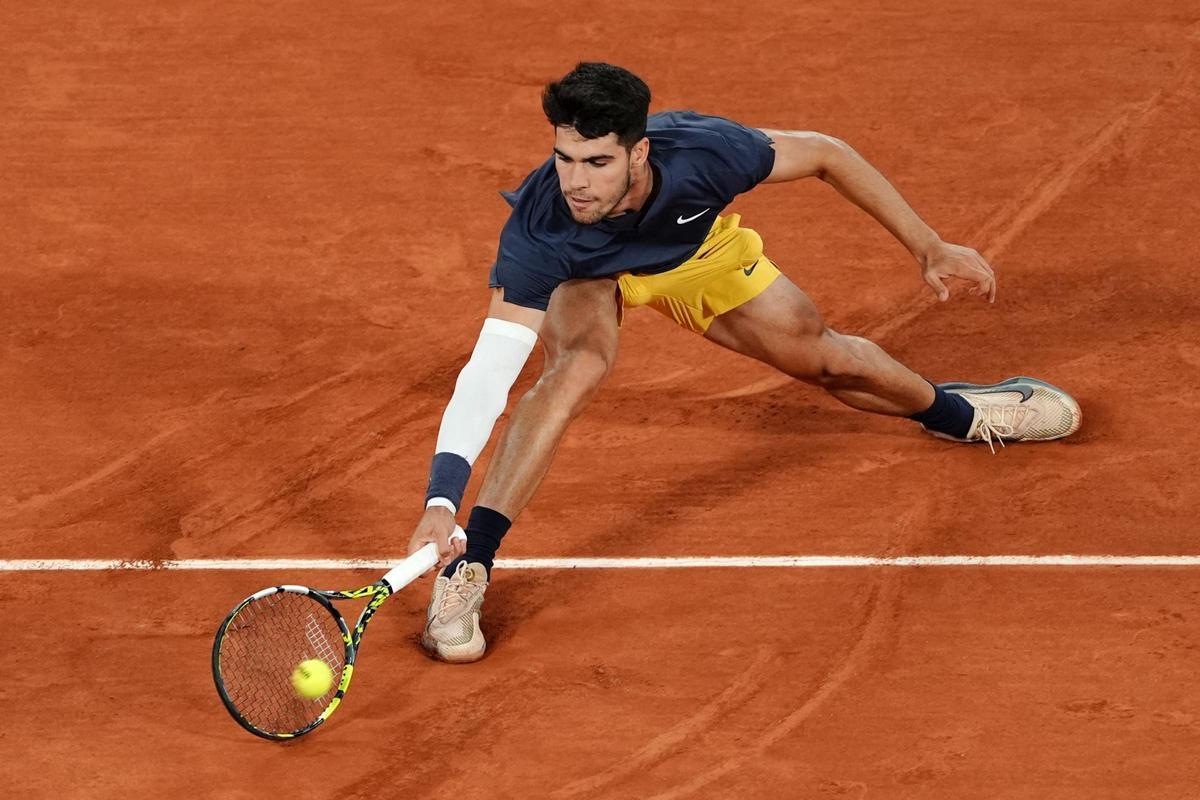 Carlos Alcaraz Garfia juega un regreso de derecha al holandés Jesper De Jong durante su partido individual masculino en la cancha Philippe-Chatrier en el cuarto día del torneo de tenis del Abierto de Francia en el Complejo Roland Garros en París el 29 de mayo de 2024.