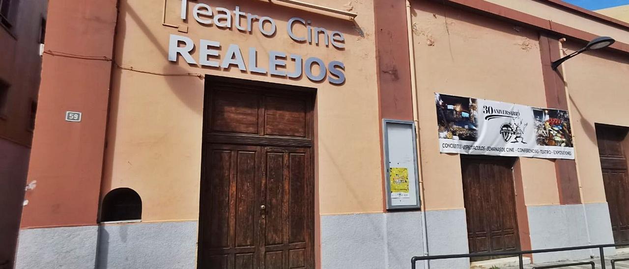 El Teatro Cine Realejos se construyó en 1920 sobre el solar que ocupaba el convento de San Andrés y Santa Mónica.