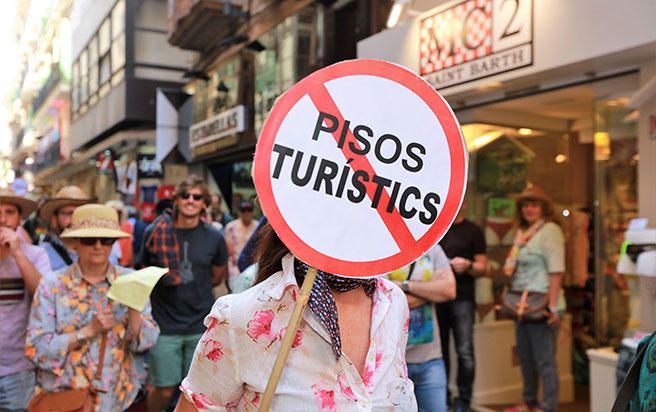 Más de 200 'guiris' protestan contra el turismo masivo