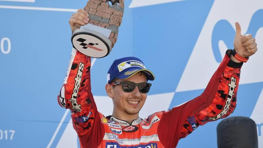 Lorenzo levanta el trofeo en el podio del circuito de Motorland.