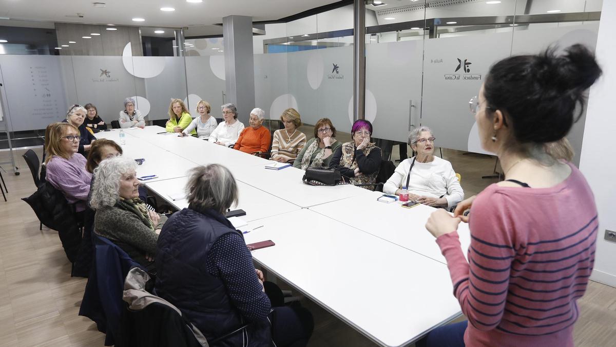 Els alumnes participants al curs, en una sessió dirigida per la nutricionista i coach Clàudia Presas.