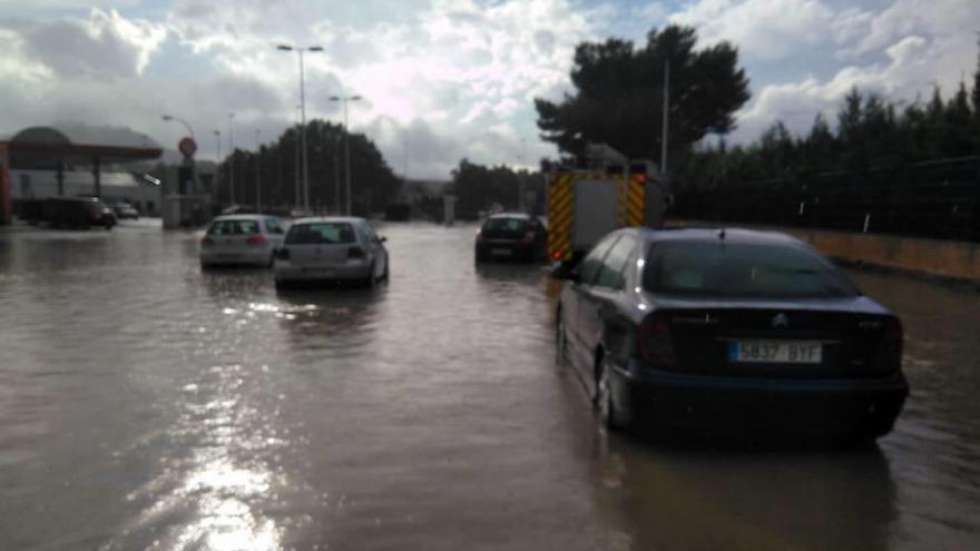 Varios coches se quedaron atrapados en mitad de la carretera en Yecla debido a las fuertes lluvias.