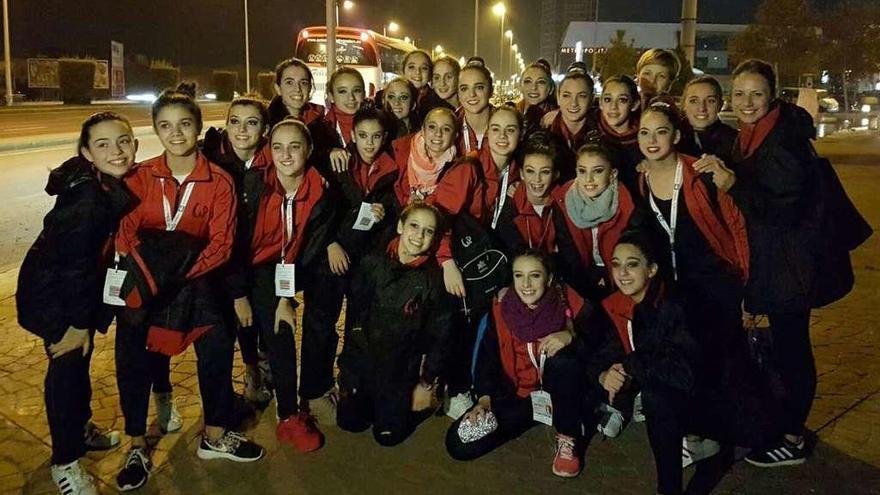 Las gimnastas de los conjuntos pavillonistas, con sus entrenadoras, en Murcia. // FdV