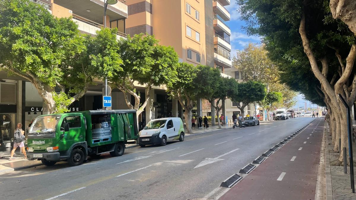 Vehículos aparcados en la parada de taxis de Bartomeu Roselló.