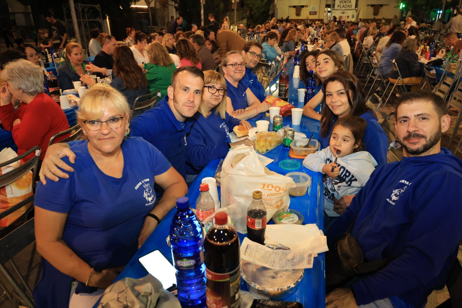 Búscate en la galería de fotos del 'sopar de pa i porta' en las fiestas de Almassora