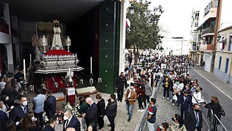 Cientos de personas visitan la casa hermandad del Cautivo.