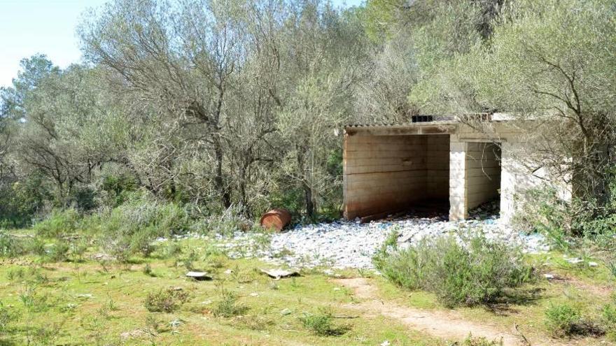 Residuos tirados en una caseta de la finca de Son Real.