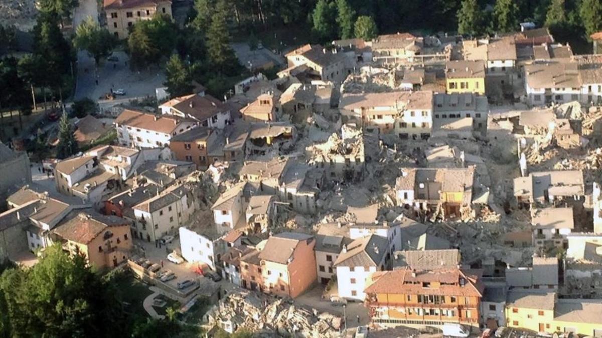 Imagen aérea de Amatrice, una de las localidades afectadas por los dos terremotos que han sacudido este miércoles el centro de Italia.