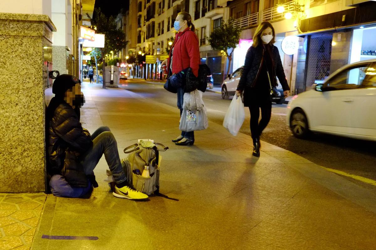 Una persona sin hogar en una calle del centro de Elche.