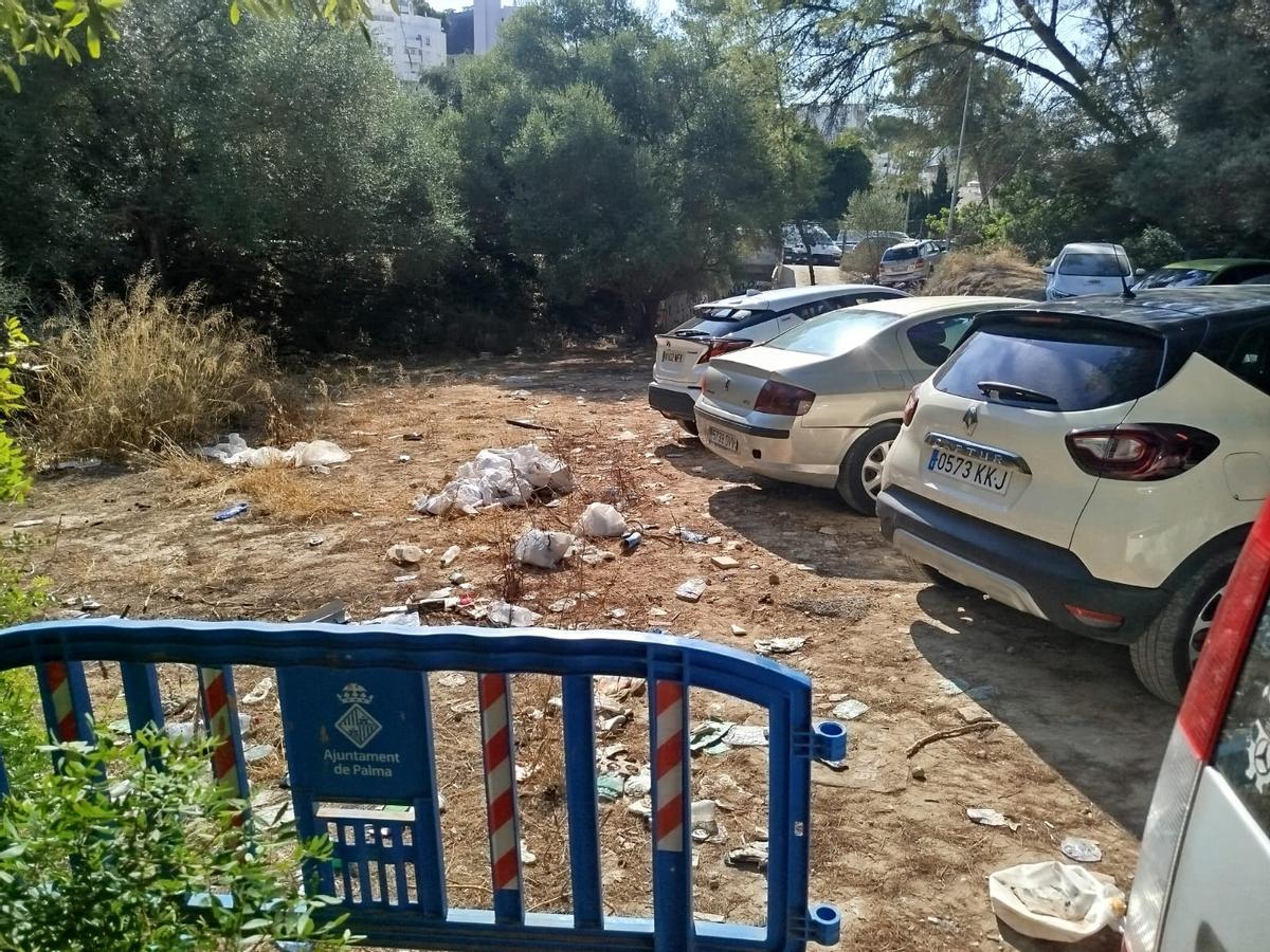 Denuncian suciedad y robos en un aparcamiento público junto a la playa de Cala Major