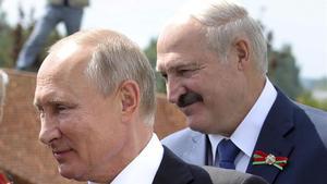 El presidente de Rusia, Vladimir Putin, izquierda, y el de Bielorrusia, Alexander Lukashenko, el pasado mes de junio.