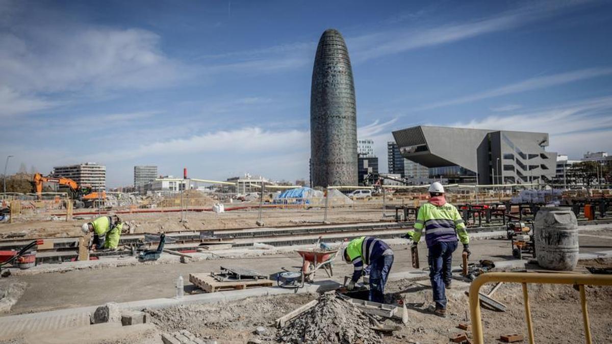 Empleados de Solrigol, en las obras de la plaza de Les Glòries, el pasado miércoles.