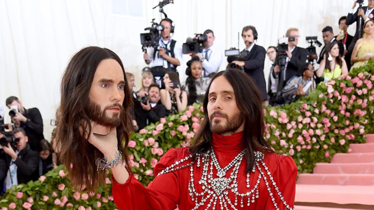 Jared Leto se hace 'un Hamlet' en la escalinata de la gala MET