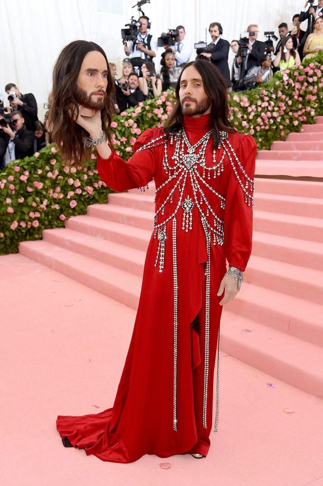 Jared Leto se hace 'un Hamlet' en la escalinata de la gala MET