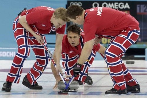 La competición de curling está deparando algunas de las imágenes más curiosas de los Juegos de Sochi