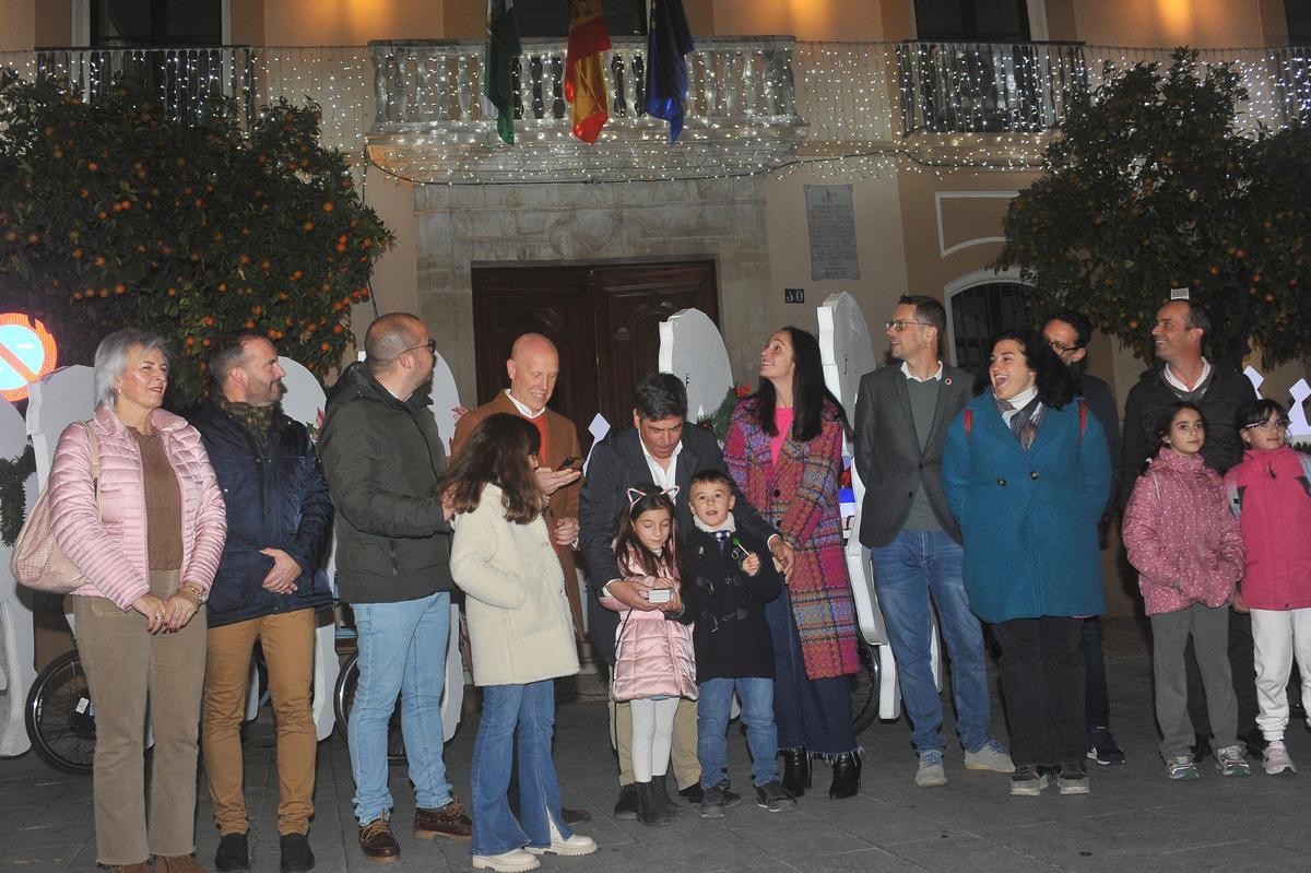 Uno niños fueron los encargados de encender el alumbrado navideño en Montilla.