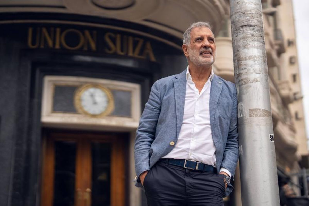 Lluís Vendrell, delante de la tienda de la joyería Unión Suiza, en Diagonal con Via Agusta. Lluís Vendrell, delante de la tienda de la joyería Unión Suiza, en Diagonal con Via Agusta.